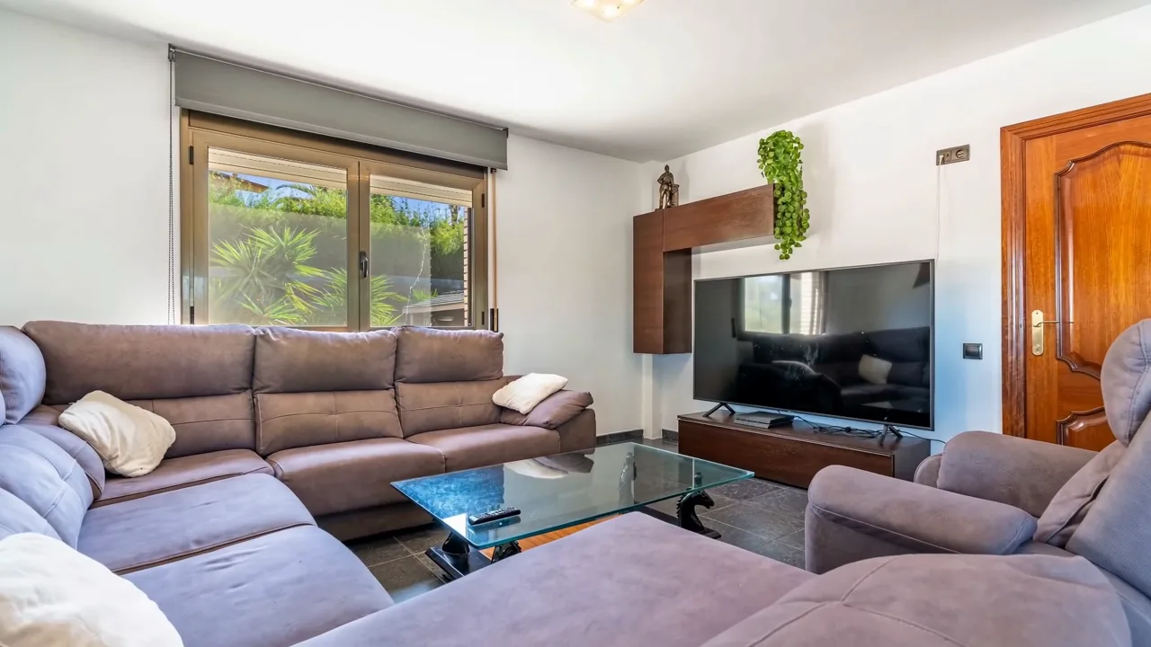 Recorregut de càmera per l'interior d'un habitatge