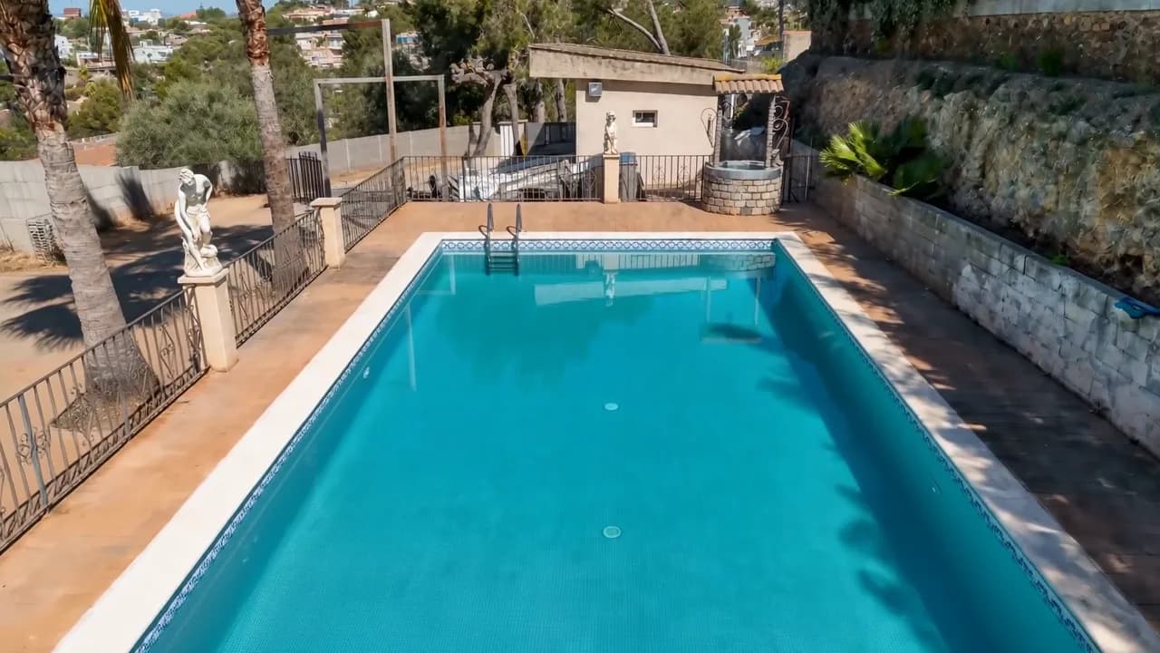 Recorregut de càmera per les estances d'un habitatge